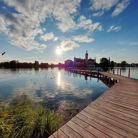 Zentrale Ferienwohnung - Direkt Am See Und Schloss シュヴェリーン エクステリア 写真