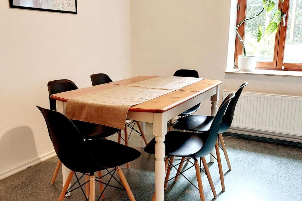 Zentrale Ferienwohnung - Direkt Am See Und Schloss シュヴェリーン エクステリア 写真