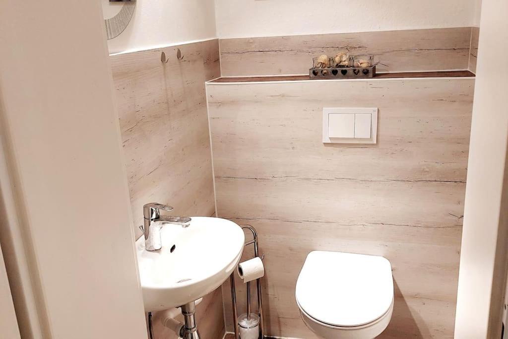 Zentrale Ferienwohnung - Direkt Am See Und Schloss シュヴェリーン エクステリア 写真