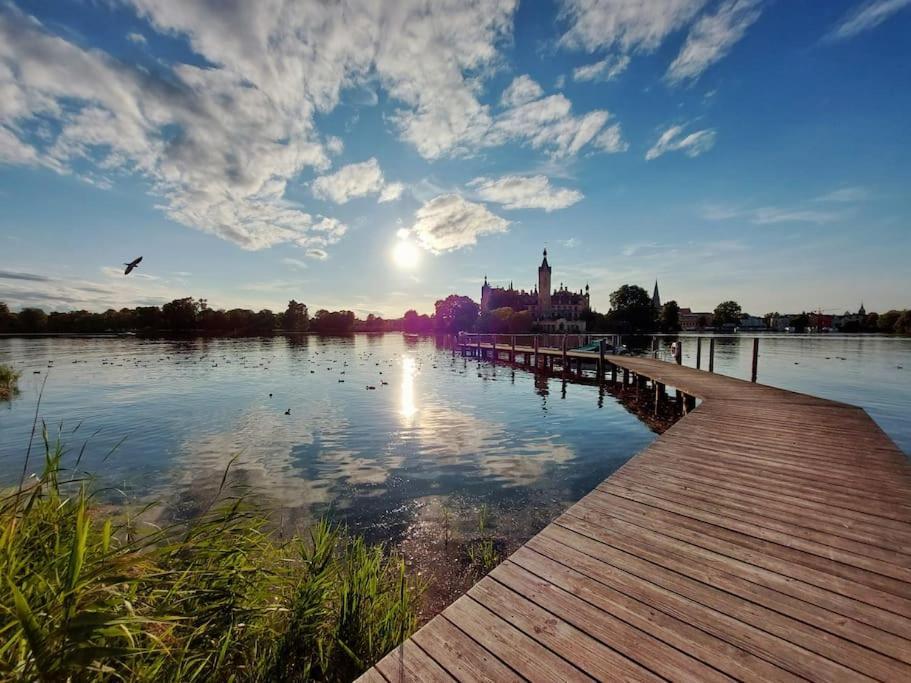 Zentrale Ferienwohnung - Direkt Am See Und Schloss シュヴェリーン エクステリア 写真